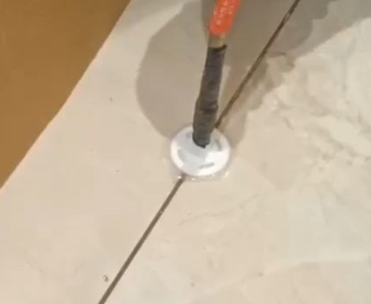 上杭瓷砖空鼓维修公司专业解答瓷砖在铺贴过程中，如果没有涂抹均匀到位的粘结材料（如水泥砂浆或瓷砖胶），可能会导致以下问题